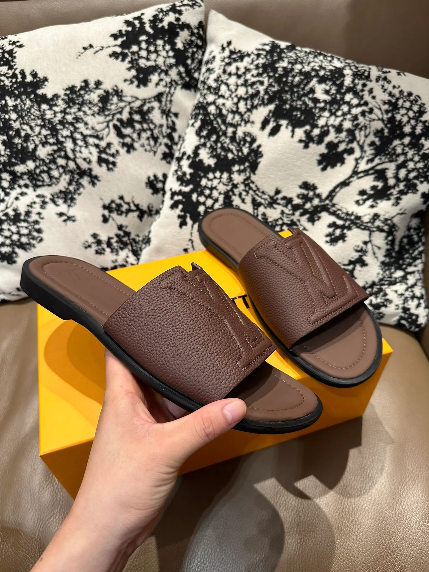 Men's shoes💰360💰 New LV slippers hot sale🩴 Full cowhide surface, cowhide lining, cowhide feet, size 36-46